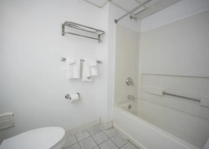 Greenwoods Inn & Suites